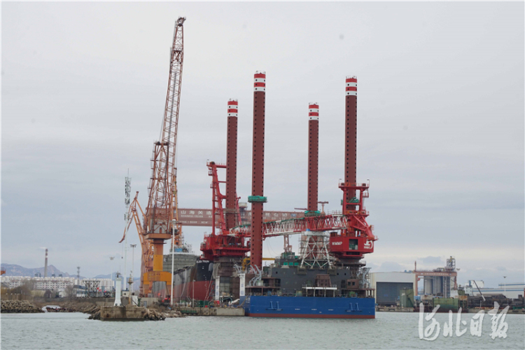 河北省首个海上风电安装平台成功下水出坞